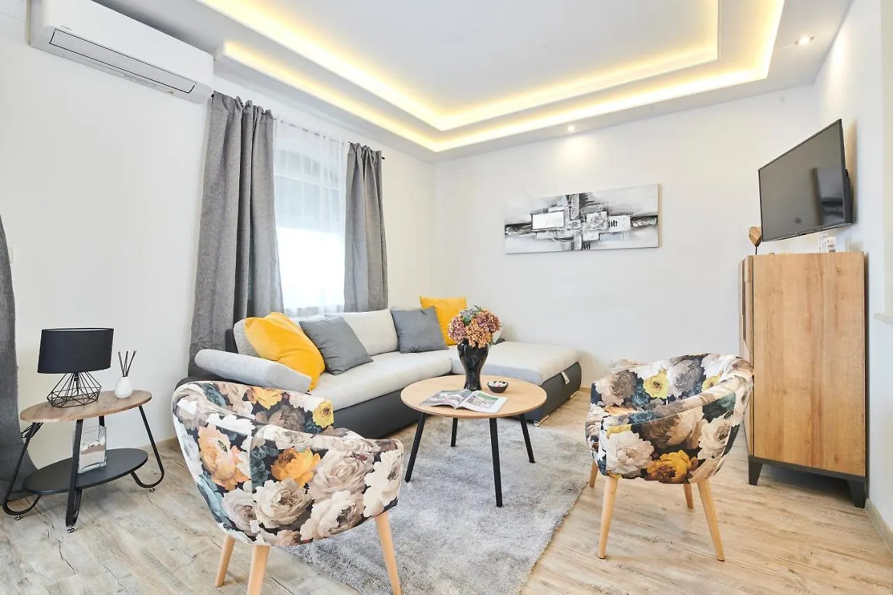 Apartment David With Hydromassage Bath Near Umag 0*,